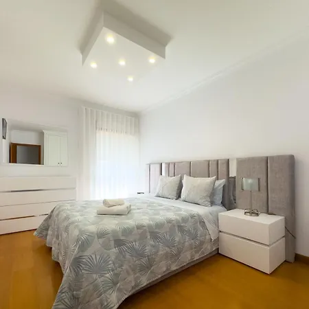 Rua Professora Virgilia Bloco A Porta N 2 1 Esq ナザレ