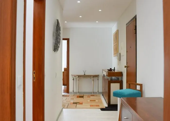 Rua Professora Virgilia Bloco A Porta N 2 1 Esq Appartement *