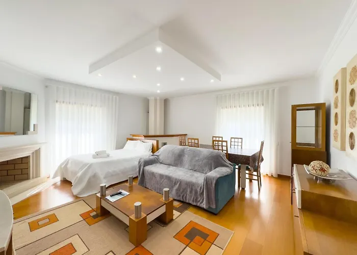 Rua Professora Virgilia Bloco A Porta N 2 1 Esq Appartement